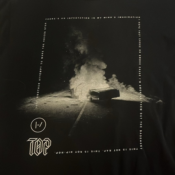 Hot Topic Twenty One (21) Pilots Graphic Tshirt. Size L - Picture 2 of 3